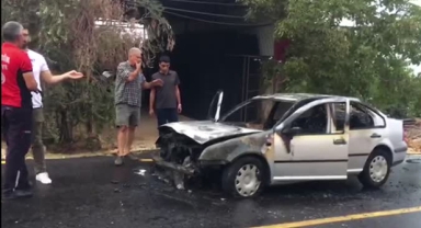 Seyir halindeki otomobil alev aldı