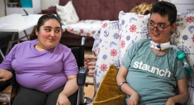 Mizah videolarıyla hayata tutunuyorlar