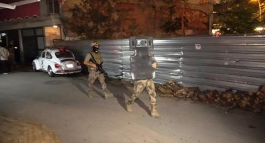 Tabancayı başına dayayan adamı polis ikna etti