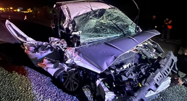 Ticari araç traktörün römorkuna çarptı