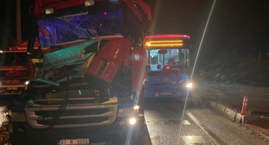 Tır, kamyon ile otobüse çarptı