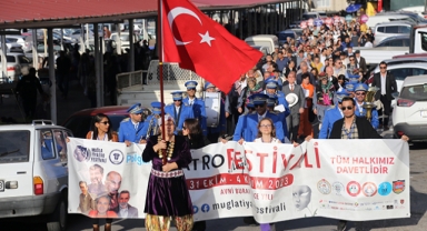 'Tiyatro Festivali' korteji