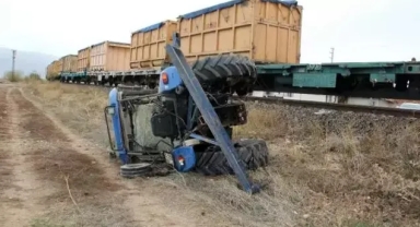 Tren traktöre çarptı