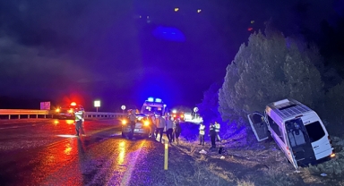 Turistlerin olduğu araç ağaca çarptı