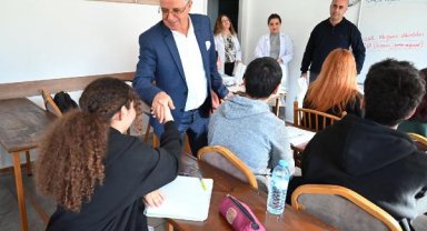 Ücretsiz kitap dağıttı