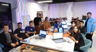 Üniversitelilere Bilim Merkezi'nde eğitim