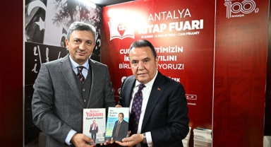 Vali Şahin'e kitap imzaladı