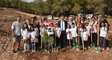 Vali Şahin, öğrencilerle fidan dikti