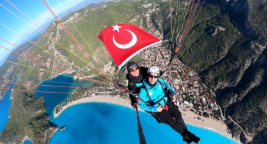 Yamaç paraşütünde Türk bayrağı