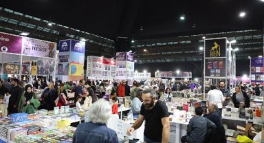 Yazarlar okurlarıyla buluşuyor