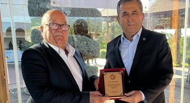 25 yılı dolduran esnafa plaket