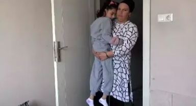 9 yıldır annesinin kucağından inemiyor