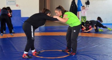 Ailesinden gizli başladığı güreşte şampiyon oldu