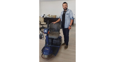 Akülü engelli aracı sahibini bekliyor