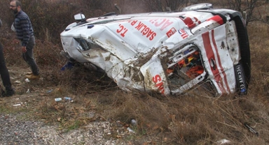 Ambulans ve kamyonet devrildi