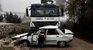 Anne-oğul beton pompası aracıyla çarpıştı