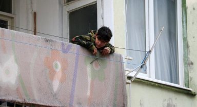 Balkonda mahsur kalan çocuk kurtarıldı