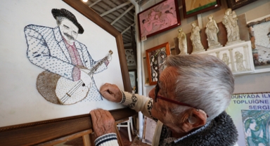 Binlerce toplu iğneyle Aşık Veysel portresi