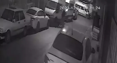 Bir dakikada minibüsü çaldılar