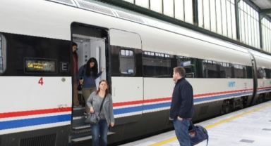 Bir yılda 1 milyon 142 bin engelli yolcu trenle seyahat etti