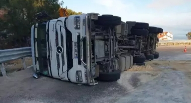 Bisküvi tozu yüklü tır yan yattı