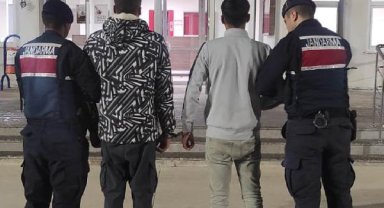 Çaldıkları traktörü TIR'a yüklerken yakalandılar 