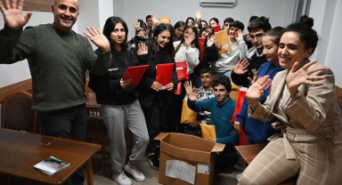 Cumhuriyet çocukları hediyeleşiyor 