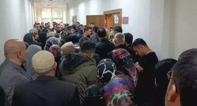 Depremzedeler, 'Oğlunun kemiklerini sızlattın' diyerek babaya tepki gösterdi