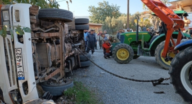 Devrilen kamyonetin altında kaldı