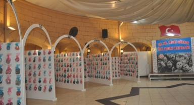 Doğumunu gerçekleştirdiği binlerce çocuğun ilk ayakkabıları