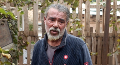 Engelli oğlunu yangından kurtardı