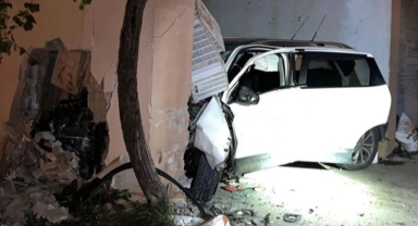 Evin garajına girdi, tekneye çarptı