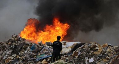 Evsel atıkların dumanı gökyüzünü kapladı