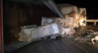 Fayans yüklü tır devrildi