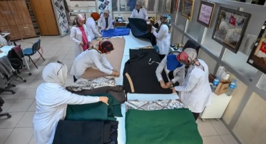 Gazze'deki kadın ve çocuklar için giysi diktiler