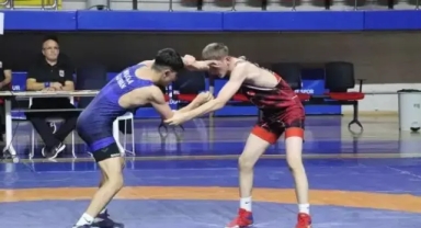 Genç güreşçiler kozlarını paylaşıyor