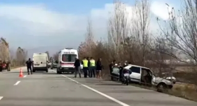 İki otomobil çarpıştı