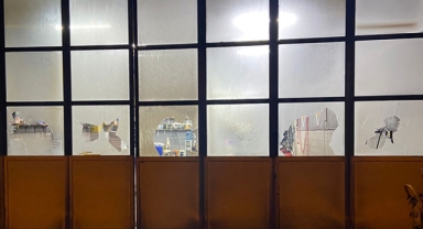 İş yerine saldırdı, kaçarken araba çarptı