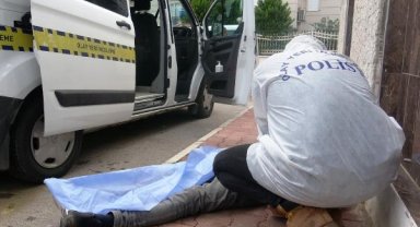 Kaldırımda erkek cesedi bulundu