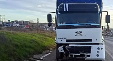 Kamyon, otomobile çarptı: 1 ölü, 2 yaralı