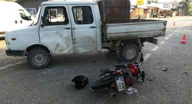Kamyonet ve motosiklet çarpıştı