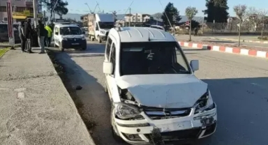 Kamyonet ve ticari araç çarpıştı