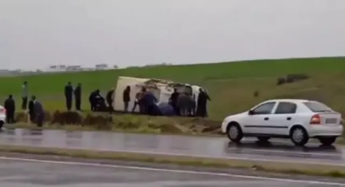 Kamyonet yol kenarına savruldu