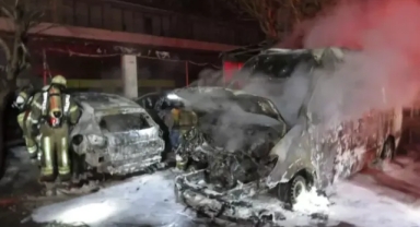 Karavan ve 3 otomobil yandı