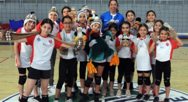  Kepezspor'dan depremzede çocuklara oyuncak