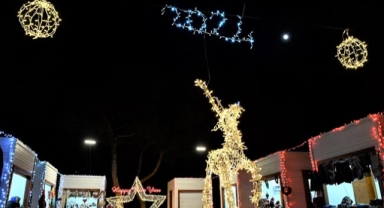 Konyaaltı iki noktada yılbaşı çarşısı kurdu