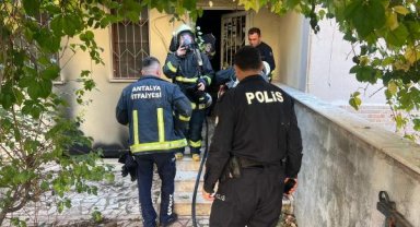 Mahsur kalan babaanne ile torununu itfaiye kurtardı