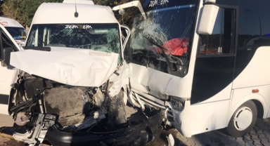 Midibüsle servis çarpıştı