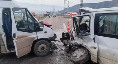 Minibüsler kafa kafaya çarpıştı: 16 kişi yaralandı