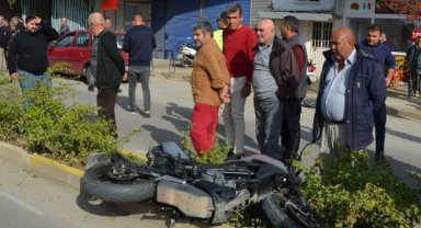 Motosikletli, kamyonun altında kaldı